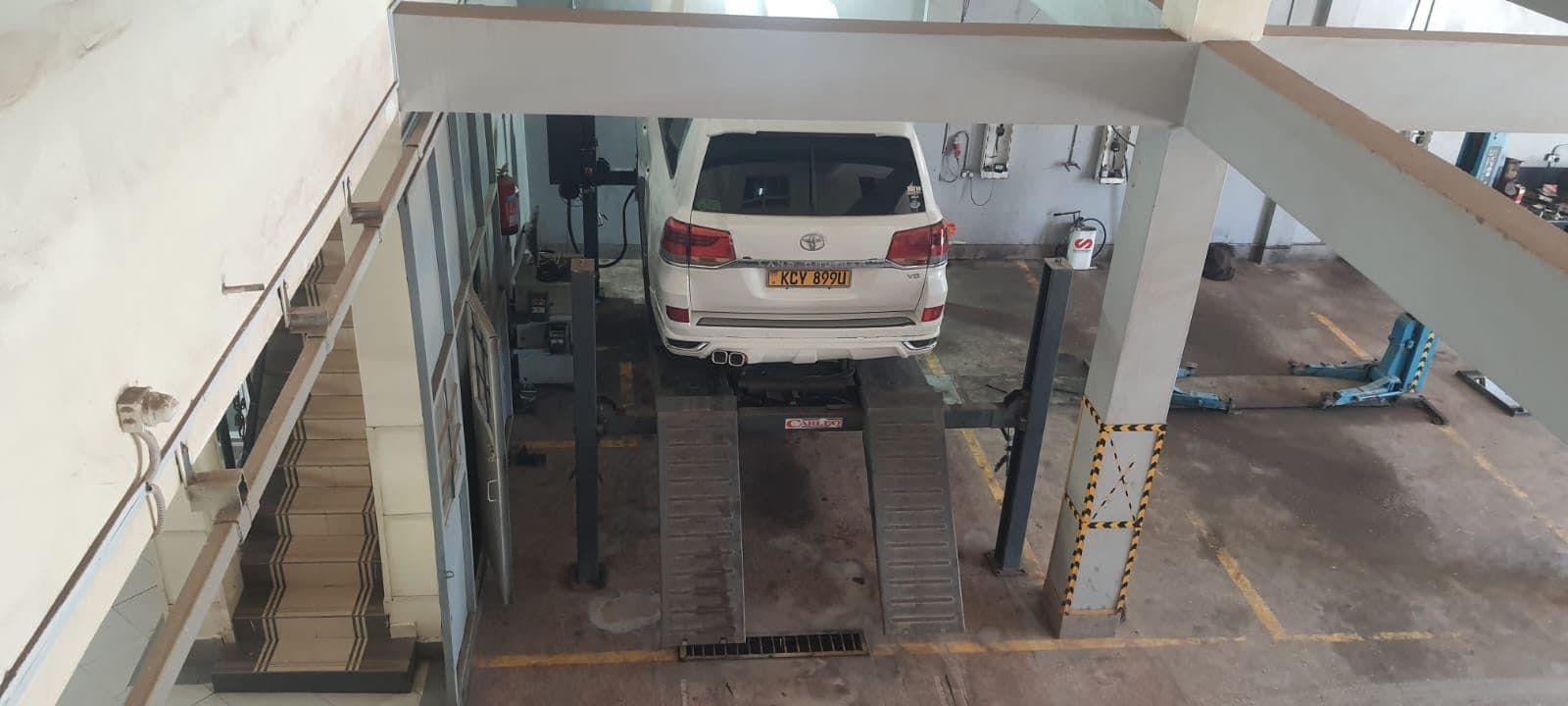Elevated view of a vehicle on the wheel alignment lift